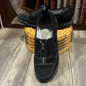 Women’s Zip-Up Slide-One Black AKSport Shoes Size 9 Used Good Condition
